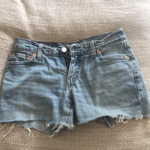 Levis shorts - Säljer mina lågmidjade shorts från Levis. Dem är använda men fortfarande bra skick. Pris kan diskuteras och kan även tänka mig att byta mot något.