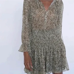 Zara klänning - Säljer denna skitsnygga slutsålda klänningen från zara då den inte kommer till någon användning. Storlek XS. Buda från 300.  