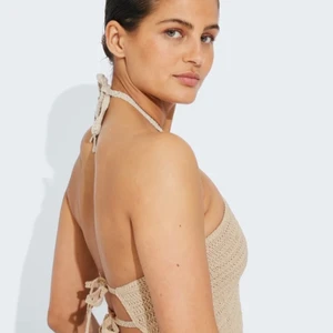 Virkad topp - Virkad beige topp med öppen rygg från bikbok. Superfin men har aldrig fått tillfälle att använda den så enbart testad. Storlek xs men passar även en S efter som den går att knyta som man vill i ryggen. 80kr+frakt 