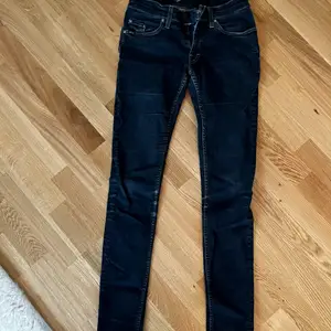 Superfina tiger of Sweden jeans i modell slender. Knappt använda.