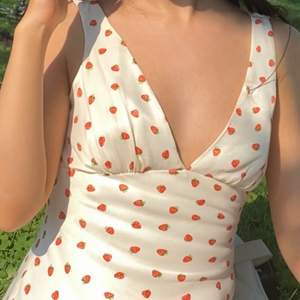 Klänning med jordgubbsmotiv från Zara i storlek XS, perfekt nu till sommaren! 🍓 
