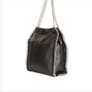 TIAMO väska  - Säljer denna jättefina väska från TIAMO. Inga direktsänd tecken på användning. Som ny ⭐️ Axelband 52 cm, bredd 32 cm, höjd 35 cm och djup 10 cm.  Nypris 600kr