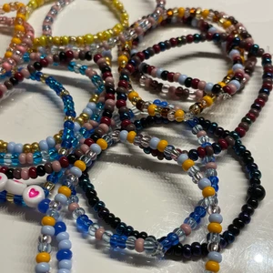 Armband  - Handgjorda emoband i olika färger, gjorda på elastisk tråd. 🥰 15kr styck + frakt 13kr