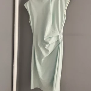 Ljusgrön festklänning - Knappt använd klänning i acetat/polyester