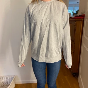 Tröja - Säljer denna superfina tröja från Varner men märket är STAY, i strl är den M men passar mig lite oversize som oftast har strl S💓Tröjan stryks innan jag skickar iväg den😊Betalningen sker genom swish!