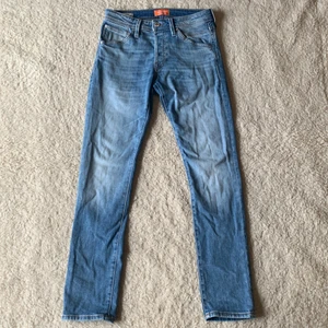 J&J JJIGLENN JJFOX - Inköpt förra sommaren, använt ett fåtal gånger, skick 8/10. Byxorna är en slimfit modell i storlek 29/32. Säljer pga att jag inte använder längre. 