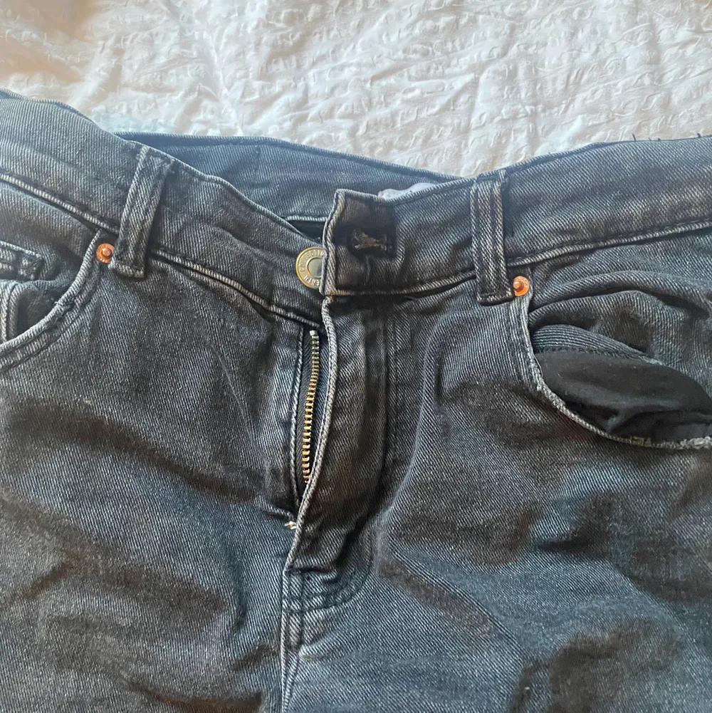 Säljer dessa svin snygga gråa lågmidjade jeans från zaras barnavdelning. Storlek 164/xs säljer pga att dem är för små för mig🥲🥲 dem sitter jätte fint och köpte dem för 259 säljer för 100 kr . Jeans & Byxor.