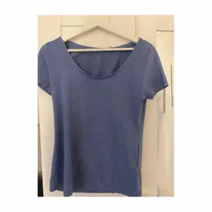 En blå bomulls t-shirt från H&M i storlek M. Använd några gånger. Säljs för 40 kr+frakt