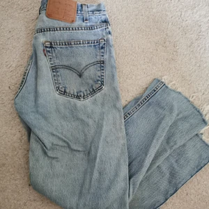 LEVI'S JEANS M/L - Levis jeans, lite slitna och klippta vid anklarna men still going strong 👌