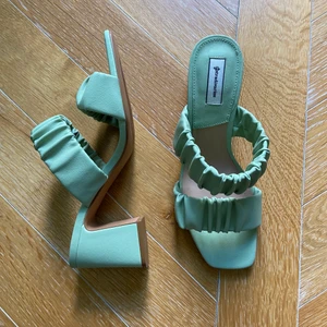 Stradivarius heels - New green Stradivarius heels (never worn) Heel hight 7 cm Size 39