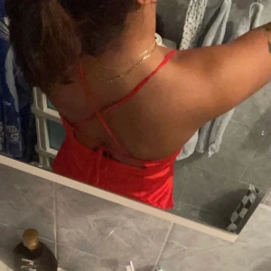 Klänning - Jätte fin röd klänning från pull & bear. Aldrig använd endast testad. Köparen står för frakten❤️