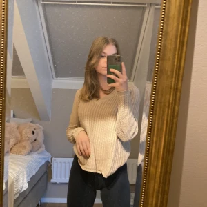 Beige stickad tröja i S.  - Köpt på Vero Moda. Nyskick använd ca 2 ggr.  Köpare står för ev frakt. 