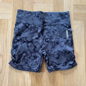 Gymshark Adapt Camo Shorts L - Camo shorts från gymshark, storlek L, sparsamt använda i bra skick. Kan skickas mot fraktkostnad eller mötas upp i uppsala. 