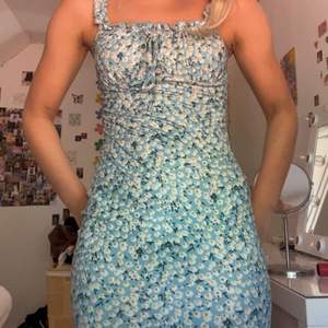 En enkel blommig blå tajt klänning!an får otroligt fina former, materialet är väldigt skönt och det är en kort modell.Tyxker om den här, men den kommer inte till användning 
