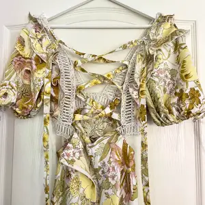 Säljer denna blommiga klänning från Asos Design. Aldrig använt den men prislappen är borta. Knyte i ryggen och cut-outs vid sidorna. Kan mötas upp i Västerås och Stockholm. Vid frakt står köparen för frakten☺️💕