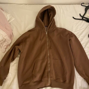 Brun Sliphoddie - Den här är från brandy Melville och har otroligt bra material, så snygg passform. Den är oversize och älskar den här. Men har tröttnat på den. Skit snygg till ett par beige jeans och söt topp