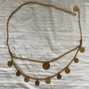 Midjekedja - En cool retro kedja med berlocker som ska sitta i midjan 🌸👑 Ganska tung, och ca 88cm lång totalt! Skitsnygg till en bikini eller lowrise jeans 😍⭐️ Vissa berlocker är lite skavda men annars är den i fint begagnat skick! 💕🌸