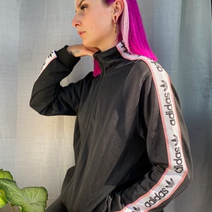 ADIDAS JACKA - • Cool track suit jacka • Som nu och i jättebra skick! Annorlunda detaljer på ärmarna, typ broderad tyg. Fickor med dragkedja på båda sidor, samt dubbel dragkedja på framsidan.