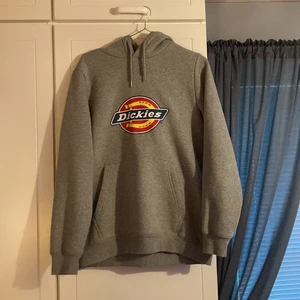 Dickies hoodie strl M - En äkta dickies hoodie som är lite oversized för mig som har S.  Har inte kommit till nån användning. Köpte den för 