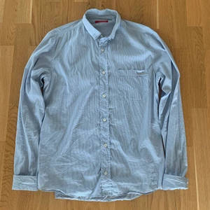 Prada skjorta  - Prada skjorta, passar M/L. Skick 9/10 trots dess ålder!