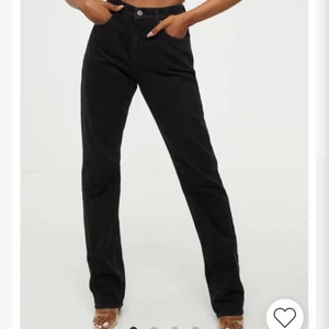 Svarta Jeans  - Svarta jeans köpte på Nelly  Använt få gånger