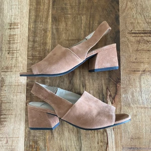 Klackar från Vagabond (storlek 36) - Sandaletter äkta mocka från Vagabond. Storlek 36. Endast använda vid 2 tillfällen så de är i superfint skick! Modellen heter Elena. Köparen står för ev fraktkostnad ☺️