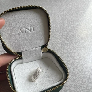 Ring från ANI - Pga att jag beställde två ringar i olika storlekar säljer jag nu denna i strl 17 som inte passa! Ej använd🫶🏼