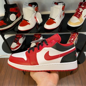 Jordan 1 ”bulls” - Snygg jordan 1 sko i röda o svarta färger som passar perfekt till sommaren👟 finns i olika storlekar 38 38,5 och 39