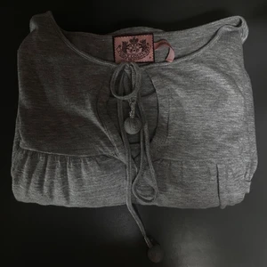 Juicy Couture klänning💍 - Vintage grå/silvrig Juicy Couture klänning/nattlinne. Helt oanvänd, är i jättefint skick. Storleken är petite, därför optimal för någon mindre, men den passar en xs. 