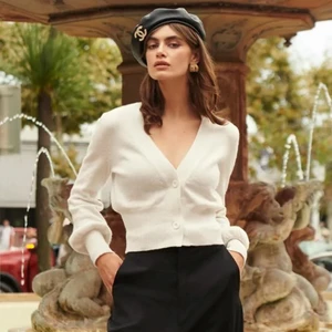 Adoore everyday cardigan - Everyday cardigan i storlek 42, men passar även mig som har 38-40. Aldrig använd.  Köparen står för frakt.