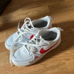 Nike air force 1 - Nike air force 1 med röda detaljer i strl 39. Endast lite slitage på vänster sko insida. Annars väldigt fina och fräscha. Kan fraktas om köparen står för frakten ☺️