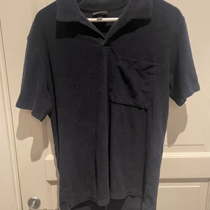 Frotté piké  - En marinblå frotté piké från HM som är slutsåld. Aldrig använd. 