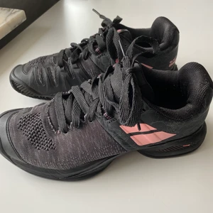 Babolat tennisskor - Grustennisskor från Babolat. Använda 1 gång, bra skick. Storlek 40.
