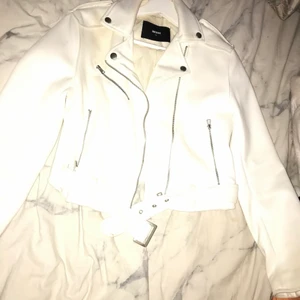 Bikbok jacka - Vit jacka från bikbok köpt för något år sen, stl M men passar även en s/xs om man vill ha den större. Köpt för 699kr säljer för 400kr då den har en fläck där bak