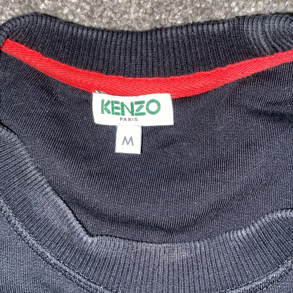 Säljer min kenzo paris hoodie pga ingen användning! . Tröjor & Koftor.