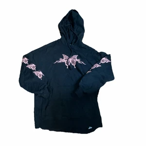 svart hoodie med fjärilsmotiv 🦋 - svart hoodie med fjärilsmotiv, hör av dig vid intresse! 