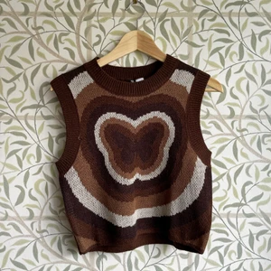 Väst med mönster i storlek S - En fin stickad väst som inte sticks och är använd två gånger. Den köptes för cirka ett halvår sedan med en normal fit. 