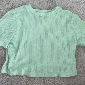 Grön tröja - Super söt tröja men fina detaljer i ljusgrön, aldrig använd, storlek xs/s💗i