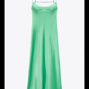 populär grön zara klänning - Helt slutsåld på hemsida och butik. Endast använd en gång så är helt som ny. Köpt för 500kr. Tryck inte på köp direkt då det finns fler intresserade💕