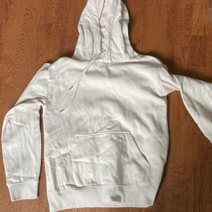 Hoodie - En ljus rosa hoodie från Hm i strl S tror jag men passar xs-s 💗🫶🏼