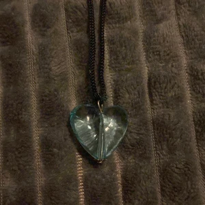 Halsband - Gulligt hjärthalsband som jag aldrig använder. Svår att få på sig eftersom man måste sätta på den som en nyckelring (se andra bilden) Pris och flera köp samtidigt går som alltid att lösa :)