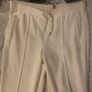 Juicy Couture byxor Strl L - Jättefin Juicy Couture byxa i storlek L, färgen sugar swizzle med ombre text🫶🏼🔥. Aldrig använda, helt nya med lappen kvar då dem var lite för korta på mig som är 180 cm lång:/  Nypris 900kr säljer för 450+frakt (400+frakt vid snabb affär!!!) 