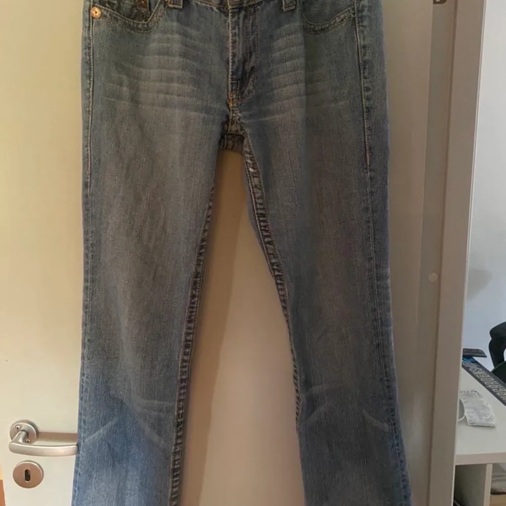 Feta true religion jeans som är köpta på stöld, säljer pågrund de är för små på mig. Jeans & Byxor.