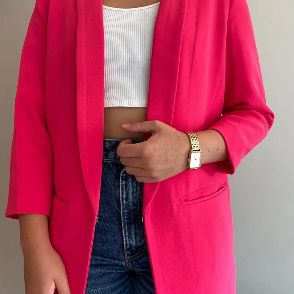 (Tryck inte ”köp nu” skriv istället till oss) Cerise blazer i storlek S, använd vid ett tillfälle, figursyd med en kortare ärm. Färgen är mer rosa/cerise i verkligheten, svårt för kameran att fånga upp färgen. Du betalar frakten själv❤. Kostymer.