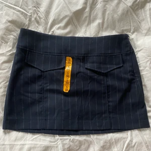 Pull&bear kjol - Säljer denna pull&bear kjol i storlek 36/S som tyvär är för liten. Aldrig använd💗