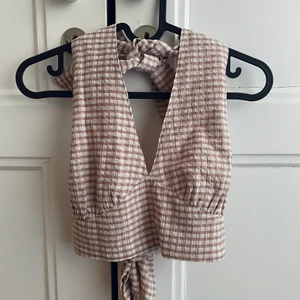 Topp från Gina  - Så snygg rutig topp från Gina Tricot i strl 32/XS. Aldrig använd! 