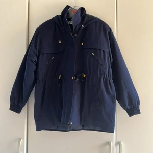 Helt ny matinblå jacka, vind och vattenavisande - Helt ny marinblå jacka köpt från Hong Kong. Passar till vår och höst, även som regnjacka. Påminner mycket om HM, &OtherStories och Lindex. Jackan är ”padded” och har gulddetaljer 💛 Aldrig använd 😍 DM:a för frågor eller fler bilder☺️