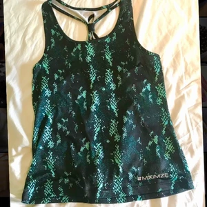 Träningslinne - En mörkgrön träningstopp från #MXIMZE i svalt och skönt material. Strl M men sitter rätt löst.