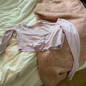 Ljus rosa tröja från NA-KD - En ljusrosa stickad typ från NA-KD änvänder ej den är som ny den är väldigt croppad storleken ör S men väldig pösig 80kr + frakt 