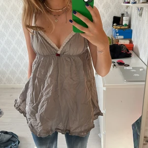 Odd Molly linne - Jätte gulligt linne köpt på Odd Molly. Behövs strykas🥶 färgen är typ grå lila frakten ingår i priset 